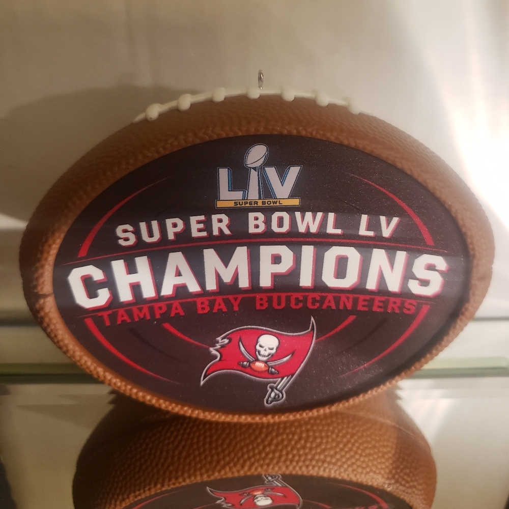 Hallmark KEEPSAKE 2021 SUPER BOWL LV CHAMPIONS TAMPA BAY BUCCANEERS ORNAMENT